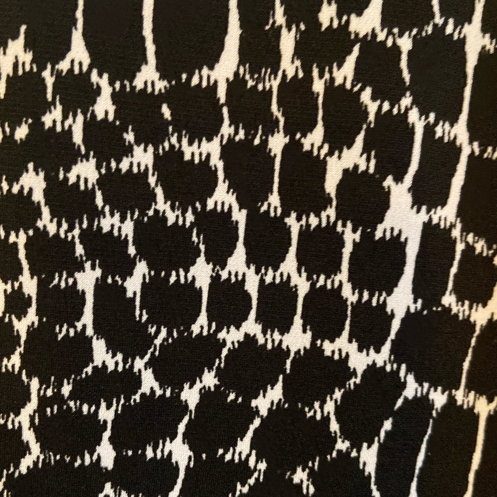 Dana Buchman~Gator Skin Print Top~Gathered Oval Neckline~Sleeveless~Size M - Picture 3 of 12